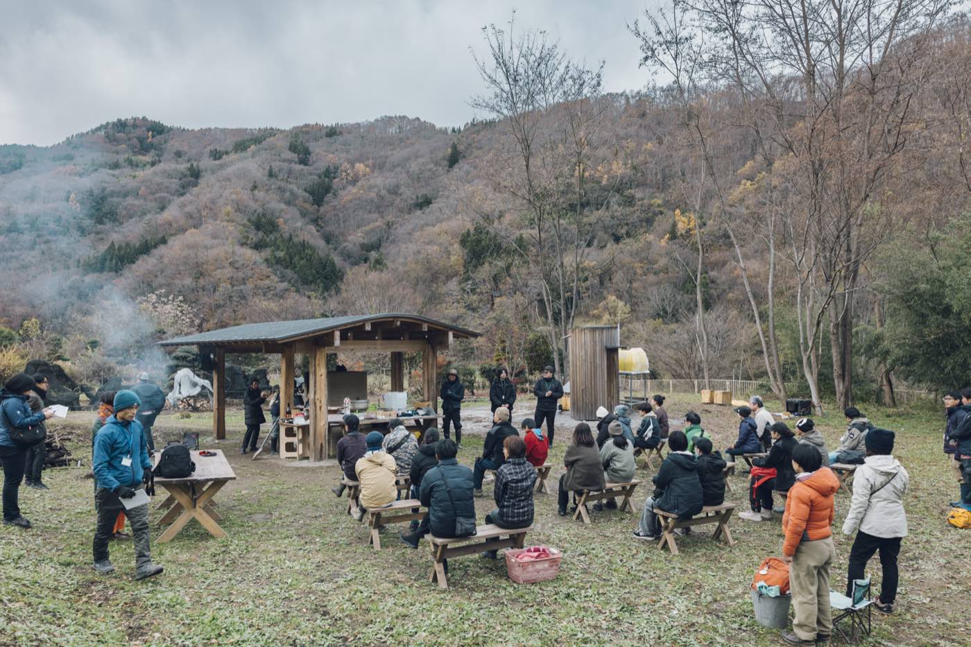 晩秋の創造の森に集まった「旅するいきもの大学校!」の参加者たち